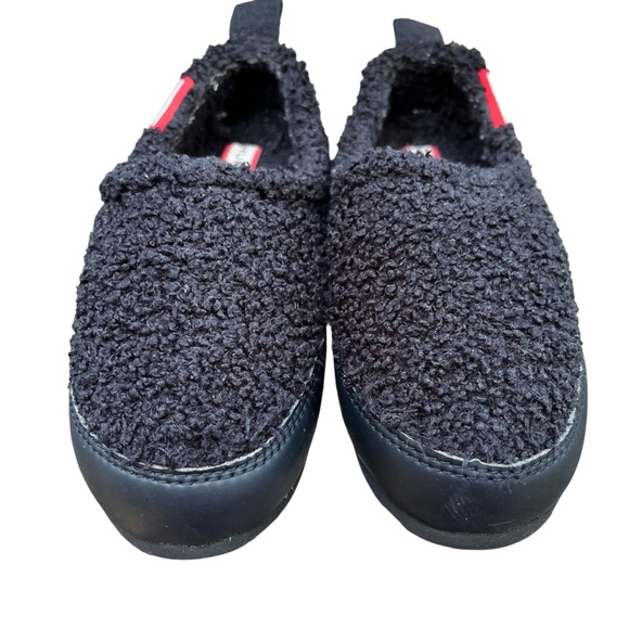 Hunter Kids black fuzzy sherpa slippers with indoor/outdoor rubber sole - Picture 2 of 9